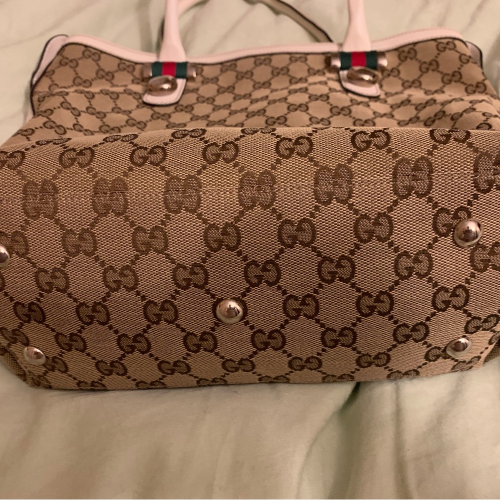 Authentic gorgeous like new fashionable Gucci purse with compartments. Must have